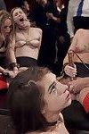 Quattro nudo slave ragazze servire & cazzo in un bdsm orgia di Stile di vita players, media mi