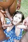 Zwoel meisje neemt een Triple Facial Cumshot na een groupsex outdoor