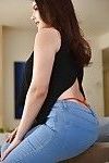 काले बाल वाली एकल लड़की वेलेंटीना Nappi फिसलने जीन्स पर बड़े वसा गांड