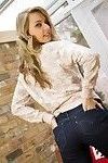 sexy Blond Chloe in haar strak Jeans en zwart hakken