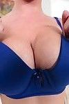busty किशोरी लड़की ऐलिस प्रकाशस्तंभ चमकती बड़ी प्राकृतिक स्तन