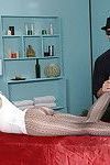 Katie st. Ives é gozando um Excelente massagem enquanto sendo coberto no óleo