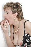 परिपक्व महिलाओं का दबदबा में मोज़ा चूसना और मरोड़ते एक चुभन के माध्यम से एक छेद से चुदाई