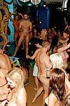 frei und Einfach Damen genießen ein Wild Sex Orgie bei die betrunken Club party