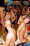 免费的 和 容易的 女士 享受 一个 野生的 性爱 狂欢 在 的 喝醉了 俱乐部 缔约方