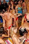 नि: शुल्क और आसान महिलाओं का आनंद लें एक जंगली सेक्स नंगा नाच पर के शराबी क्लब पार्टी