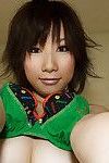 Volledig bosomed Aziatische Coed Hanano Nono strippen uit haar ondergoed op De Bed