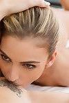 Haarige junge Lesben Mädchen in Badeanzüge zur schau sexy Cameltoe und lecken Arsch