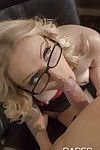 blonde secrétaire Karla Kush putain sur bureau bureau dans lunettes