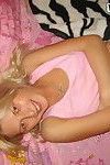 knuffels Blond amateur uitglijden uit haar ondergoed en resultaat uit haar sexy curves