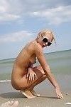 amateur material de archivo de el Playa Con desnudo jóvenes Rubia novia