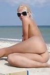 एमेच्योर फुटेज से के समुद्र तट के साथ नग्न युवा सुनहरे बालों वाली प्रेमिका