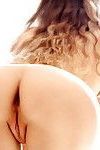令人惊讶 可爱的 贝贝 与 剃光 库特 构成 赤裸裸的 对于 一个 自制的 视频