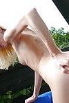 Slippy blonde amateur Avec Long les jambes obtient débarrasser de Son lingerie extérieure