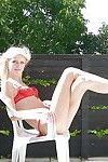 Slippy Loira amador com longo pernas fica livrar de ela lingerie ao ar livre