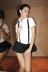 लंबे पैरों एमेच्योर में miniskirt चमकती उसके जाँघिया और आमंत्रित चूत