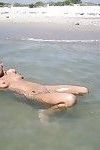业余的 贝贝 与 完美的 屁股 和 纤细 腿 姿势 上 的 海滩