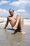 :amateur: Babe Con Perfecto Culo y Delgado Las piernas Plantea en el Playa