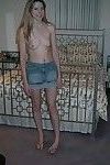piękne nastolatek Blondynka pokazuje jej Nagie ciało