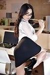 Азии секретарь Синди Звездопад поразительное сексуальная позы в очки и юбка