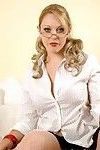 kinky secretário Shay Hendrix vestido no ela branco Arrastão stocki