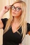 hot blonde Sekretär in sexy Strümpfe
