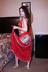 लोमड़ी की तरह भारतीय लड़की के साथ पतला पैर दिखा रहा है उसके छोटे स्तन