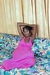 Heerlijk indiase rondborstige Babe sunita strippen en verspreiding haar benen