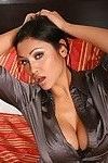 indiano milf Priya Anjeli Rai pose in lingerie e spread Il suo figa