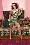 Prachtig indiase Babe op Hoog hakken strippen en verspreiding haar benen