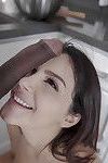 इतालवी काले बाल वाली वेलेंटीना Nappi प्रदर्शित अच्छा स्तन के दौरान अंतरजातीय मुखमैथुन
