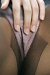 Verleidelijk Aziatische Babe in nylon panty strippen op De Bed