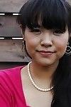 Azji nastolatek NAO Кодака rozbieranego i dystrybucja jej cipki usta