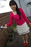 Aziatische tiener nao Kodaka uitkleden en verspreiding haar kut lippen