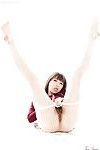 जापानी एशियाई लड़की दिखा रहा है बंद नंगे पैर और बालों वाली चूत पहने कम स्कर्ट