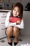 सेक्सी एशियाई कार्यालय लड़की Takane Hirayama अलग करना बंद उसके कपड़े
