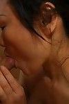 Ásia milf Kaoru Mitamura agradável um inchado galo com ela boca e mamas
