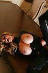 MILF puta Kelly Madison es Mostrando off en su sexy látex Traje