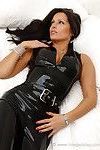 latina latex Babe posing in Glänzend schwarz Gummi outfit