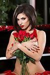Darcie Dolce verleidt in Prikkelend lingerie op valentijn dag