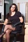 淘气 秘书 Leanne 闪烁 她的 性感的 腿 和 内衣 wea