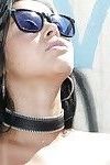 bootylicious latina Babe no óculos de sol Tomando fora ela Calças ao ar livre