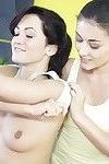 Frolic adolescent donne Un sensuelle massage tournant en passionné lesbiennes Sexe