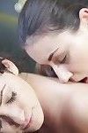 Stoeien tiener geeft een sensueel massage draaien in gepassioneerd lesbische geslacht