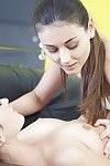Stoeien tiener geeft een sensueel massage draaien in gepassioneerd lesbische geslacht