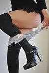 सेक्सी छात्रा एमी एलेक्जेंड्रा स्ट्रिप्स और flaunts में अपारदर्शी मोजे