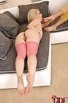 लंबे पैरों माताओं डेनिस & Nesty चूसना जुर्राब सजी पैर की उंगलियों और barefeet में 3some