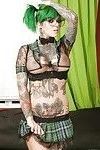 Brille gekleidet punker Sydnee Teufelskreis zeigen aus tattoos in Plissee Rock