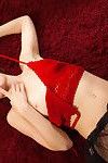Slim loira cutie Zoe poses no ela vermelho lingerie e Meias