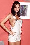 Amatorskie mama Sandra Połysk pozowanie topless w biały artysta kombinezony